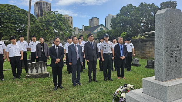 개교 70주년 맞아 하와이 오아후 공동묘지 찾아 참배·헌화 대표이미지